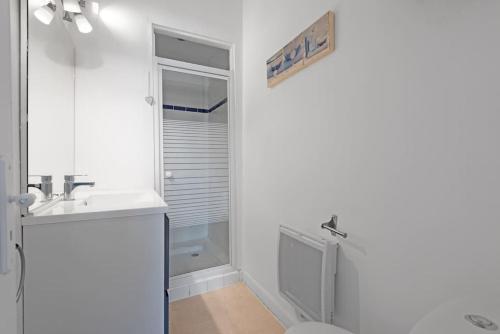 une salle de bain avec un lavabo, une douche et des toilettes dans l'établissement Aurore - T1 11, à Carcassonne