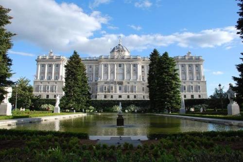 a large white building with a fountain in front of it at Apartamento con patio en Madrid centro in Madrid