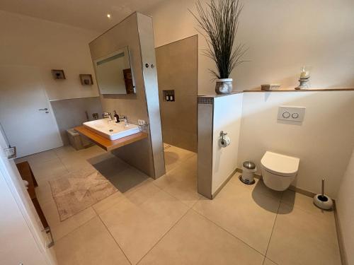Ένα μπάνιο στο B&S-Apartment 100 qm NEU