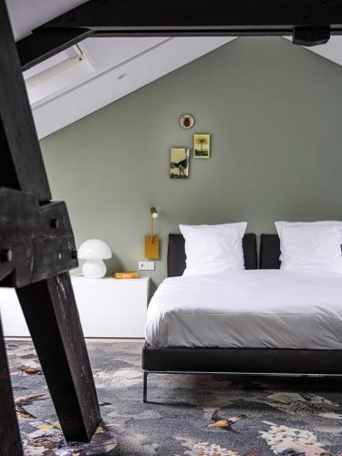a bedroom with a bed with white pillows at Parc Broekhuizen l Culinair landgoed in Leersum