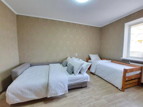 a bedroom with two beds and a window at 2 кімнатна квартира з 4 окремими ліжками і кондиціонером Документи для відряджень Мережа AlexApartments Безконтактне заселення 24-7 in Poltava