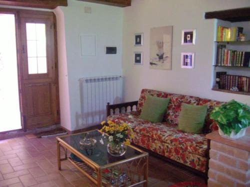 a living room with a couch and a table at GAVORRANO - Ravi appartamento indipendente in Ravi