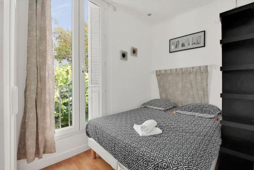 une chambre avec un lit avec un chapeau dessus dans l'établissement Aurore - T1 12, à Carcassonne