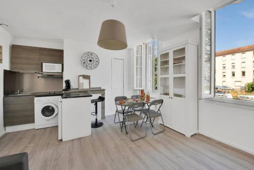 une cuisine et une salle à manger avec une table et des chaises dans l'établissement Aurore - T1 12, à Carcassonne