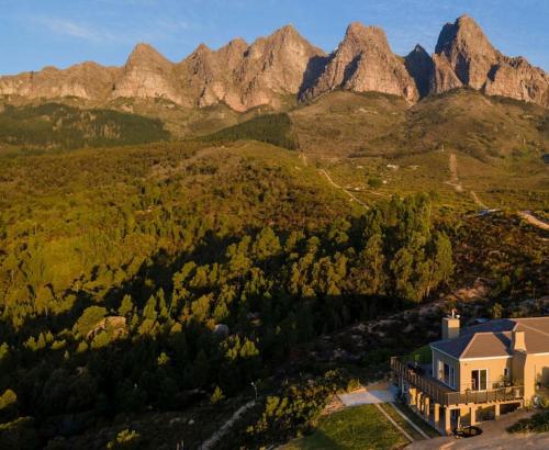 an aerial view of a house in front of a mountain at Heuwels in Blauwvlei