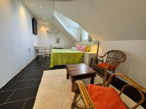 Una cocina o cocineta en Chambre d'hôtes St-Exupéry -Adults Only