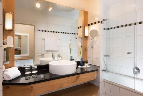 Precise Resort Marina Wolfsbruch - Familienapartments में रसोई है