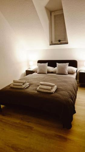 a bedroom with a bed with three towels on it at Apartment 2 nähe Rhein mit top Verkehrsanbindung in Wiesbaden