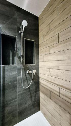 a bathroom with a shower with a glass door at Apartment 2 nähe Rhein mit top Verkehrsanbindung in Wiesbaden