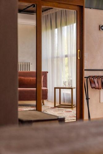 a mirror reflection of a living room with a couch at Relais Villa dei Gelsi & Spa in Verona