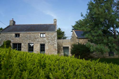 ラ・トリニテ・シュル・メールにあるMaison Le Quéric La trinité sur merの高台の古石造家