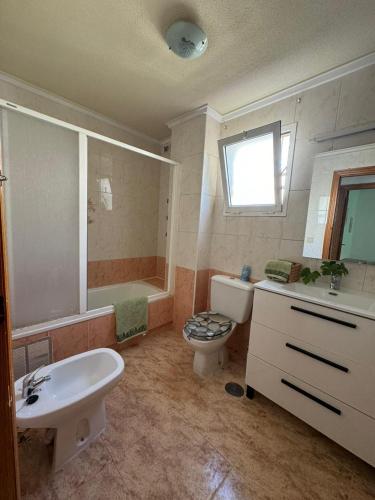 a bathroom with a sink and a toilet and a tub at Casa Jardín SevillaMia in Orihuela Costa in Orihuela Costa