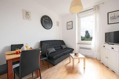 un salon avec un canapé et une table dans l'établissement Aurore - T1 15, à Carcassonne