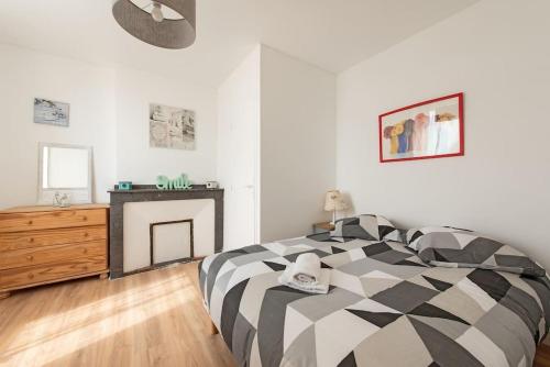 - une chambre avec un lit noir et blanc et une cheminée dans l'établissement Aurore - T1 15, à Carcassonne