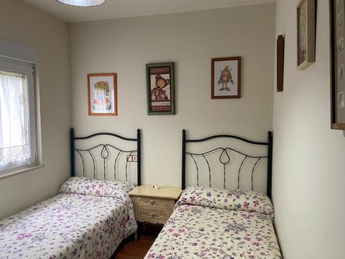 two beds sitting next to each other in a bedroom at Casa de la playa Finisterre in Finisterre