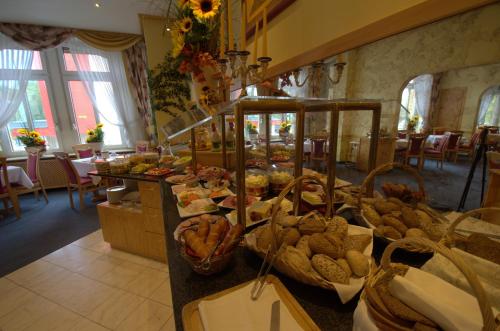 Una línea de buffet con muchos tipos diferentes de comida. en Hotel Mack Private Inn, en Mannheim