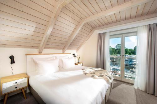 Precise Resort Marina Wolfsbruch - Familienapartments में एक कमरे में एक या कई बेड