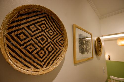 a wicker basket hanging on a wall with a picture at APTO prox UFAM, INPA e DISTRITO in Manaus