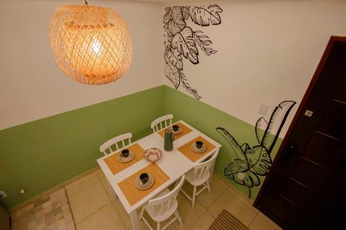 a room with a table with chairs and a chandelier at APTO prox UFAM, INPA e DISTRITO in Manaus