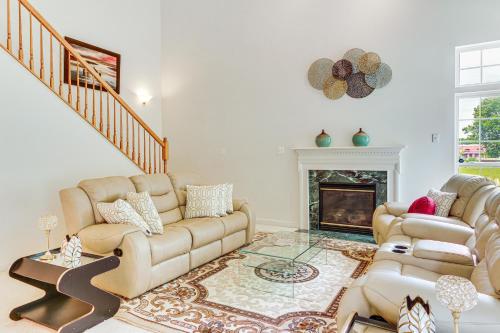 Huge Hagerstown Home with Deck about 4 Mi to Downtown!にあるシーティングエリア