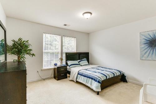 Huge Hagerstown Home with Deck about 4 Mi to Downtown!にあるベッド