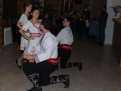 a group of people in traditional dances at a party at Park Hotel Asenevtsi in Veliko Tŭrnovo