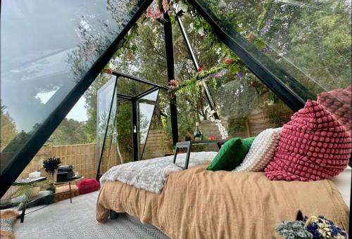 a bedroom with a bed in a tent at Magnifique Pyramide en Verre in Montarnaud