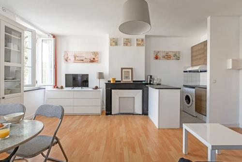 une cuisine avec une table et des chaises dans une pièce dans l'établissement Aurore - T1 21, à Carcassonne