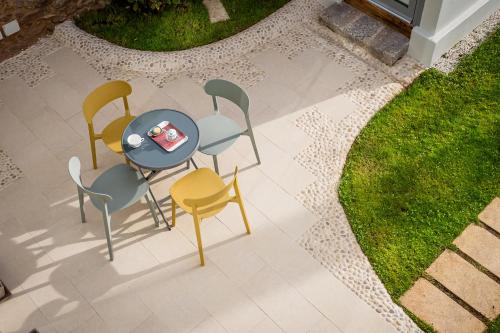 an overhead view of a table and chairs on a patio at Laguna Cool Living in La Laguna