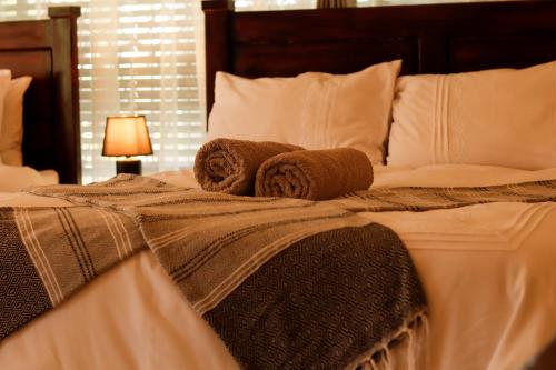Кровать или кровати в номере Zambezi Family Lodge - Rhino Room