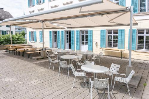 Un restaurante u otro lugar para comer en Richterswil Youth Hostel