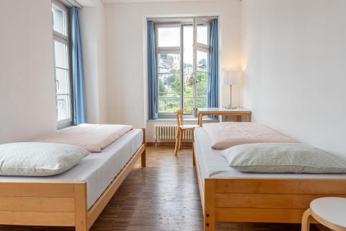Postel nebo postele na pokoji v ubytování Richterswil Youth Hostel