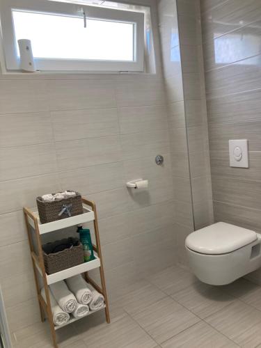 Ένα μπάνιο στο Apartman SONAS with free private parking