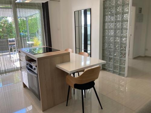 Η κουζίνα ή μικρή κουζίνα στο Apartman SONAS with free private parking