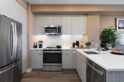 Kuchyň nebo kuchyňský kout v ubytování Vasara Menlo Park Apartments