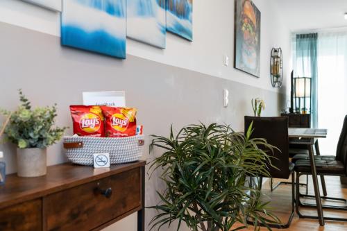 a living room with a table with chips and plants at Design Luxus, Vollausstattung, Neubau, 30min Hbf Leipzig 8, Nähe Flughafen, BMW, DHL, Amazon in Schkeuditz