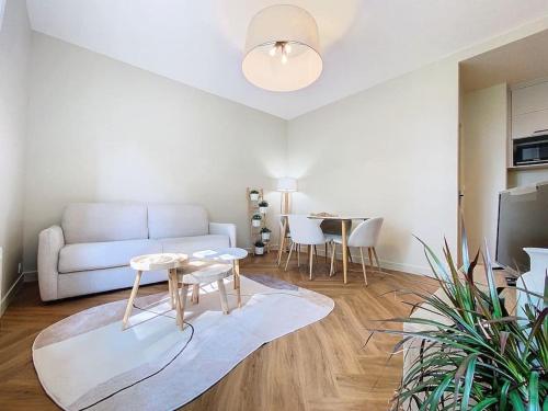 un salon avec un canapé et une table dans l'établissement Au cœur du centre historique, à Caen