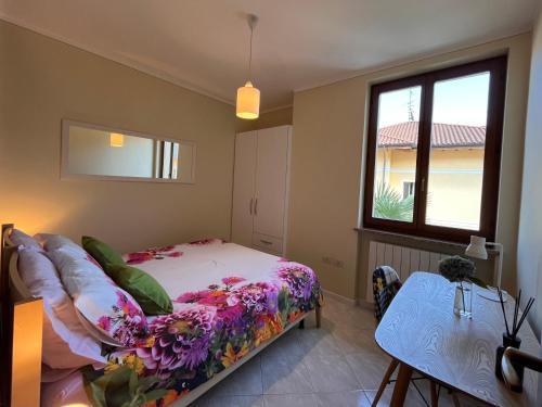 sypialnia z łóżkiem i oknem w obiekcie L'Acero Home w mieście Baveno