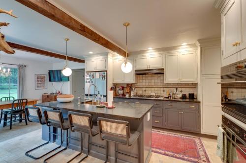 Fotografie z fotogalerie ubytování Historic Connecticut Home with Grill and Spacious Yard v destinaci Weston