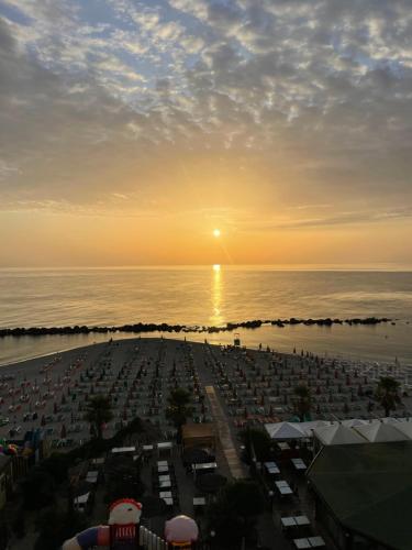 a view of the beach at sunset at Il balcone sul mare in Porto Recanati