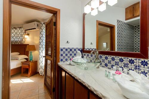 Ένα μπάνιο στο White Sands Cove A03-Oceanfront 2 Bedroom by Stay Floreo