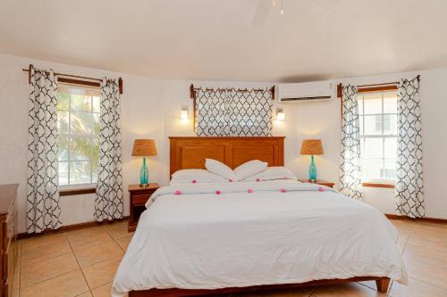 Katil atau katil-katil dalam bilik di White Sands Cove A03-Oceanfront 2 Bedroom by Stay Floreo