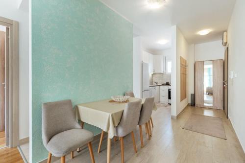 ein Esszimmer mit Tisch und Stühlen in der Unterkunft Luka 17 in Herceg-Novi