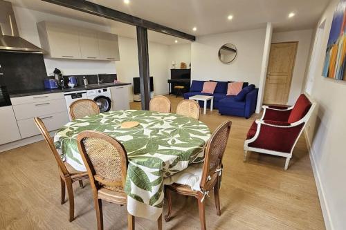 une cuisine et une salle à manger avec une table et des chaises dans l'établissement La Maison des Noyers #Parking#Calme#Terrasse, à Ceyrat
