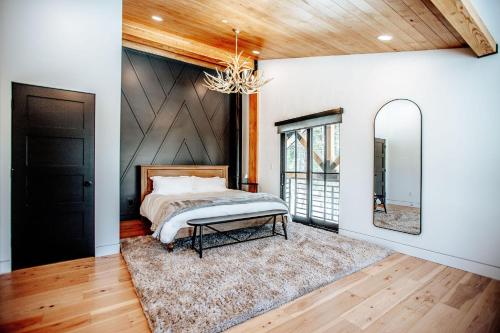 Postel nebo postele na pokoji v ubytování Stunning New Build! Xanadu - Private Luxury Home at Solitude Mountain Resort