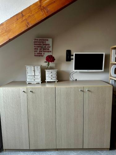 a room with a desk with a television on top at Loft centro storico Tommaso in Turin