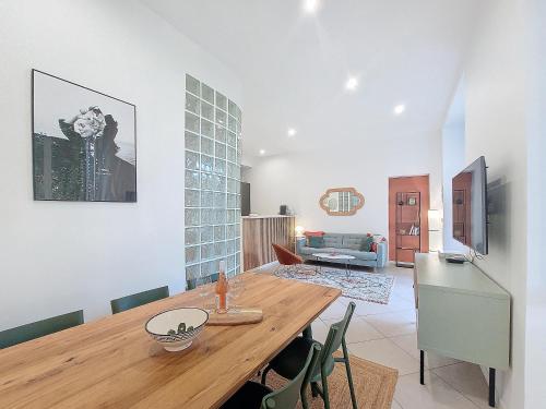 une cuisine et une salle à manger avec une table en bois dans l'établissement Nestor&Jeeves - BEL AIR - City Center - Modern, à Nice