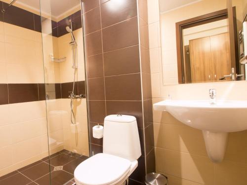 a bathroom with a toilet and a sink at Park Hotel Asenevtsi in Veliko Tŭrnovo
