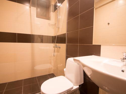 a bathroom with a toilet and a sink and a shower at Park Hotel Asenevtsi in Veliko Tŭrnovo