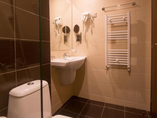 a bathroom with a toilet and a sink at Park Hotel Asenevtsi in Veliko Tŭrnovo